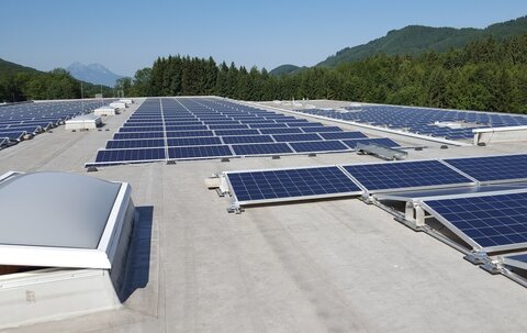 4.000 m2 große Photovoltaik-Anlage auf dem Dach der GS Altotec GmbH in Koppl.  (copyright umwelt service salzburg)